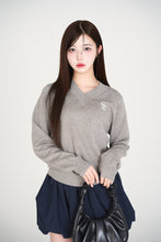 画像をギャラリービューアに読み込む, vneck logo embroidery knit