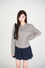 画像をギャラリービューアに読み込む, vneck logo embroidery knit