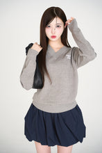 画像をギャラリービューアに読み込む, vneck logo embroidery knit