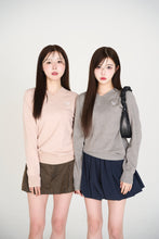 画像をギャラリービューアに読み込む, vneck logo embroidery knit