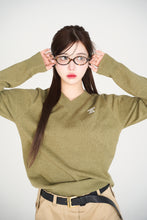 画像をギャラリービューアに読み込む, vneck logo embroidery knit