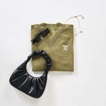 画像をギャラリービューアに読み込む, vneck logo embroidery knit