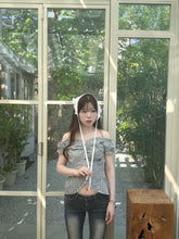 画像をギャラリービューアに読み込む, check off-shoulder blouse
