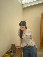 画像をギャラリービューアに読み込む, check off-shoulder blouse
